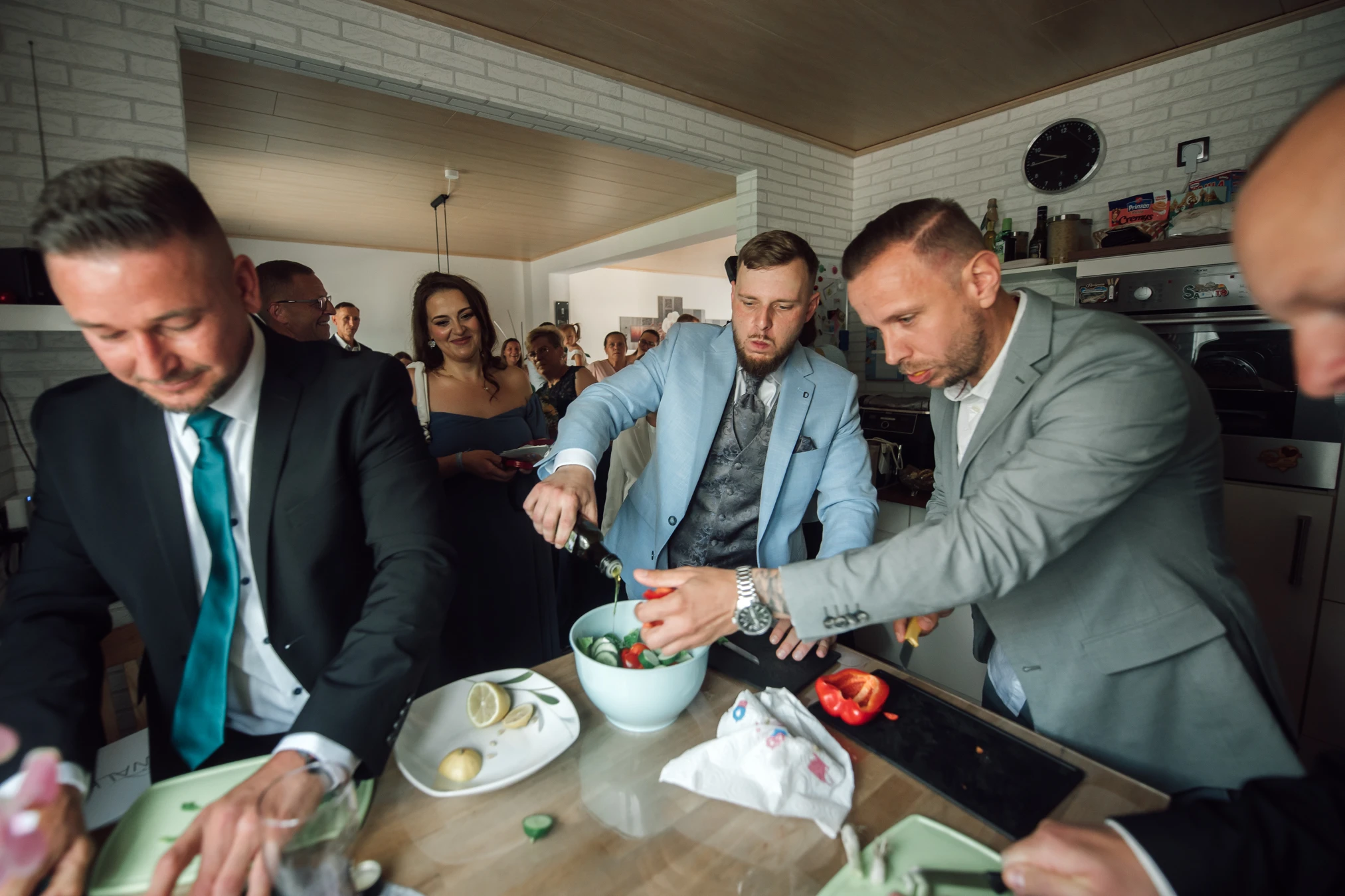 Aufbruch zur standesamtlichen Trauung — Rathaus Kassel