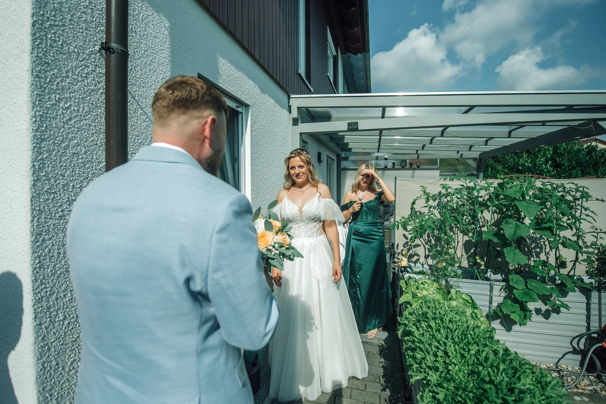 Gemeinsam aufbrechen — Gäste machen sich auf den Weg zum Rathaus Kassel