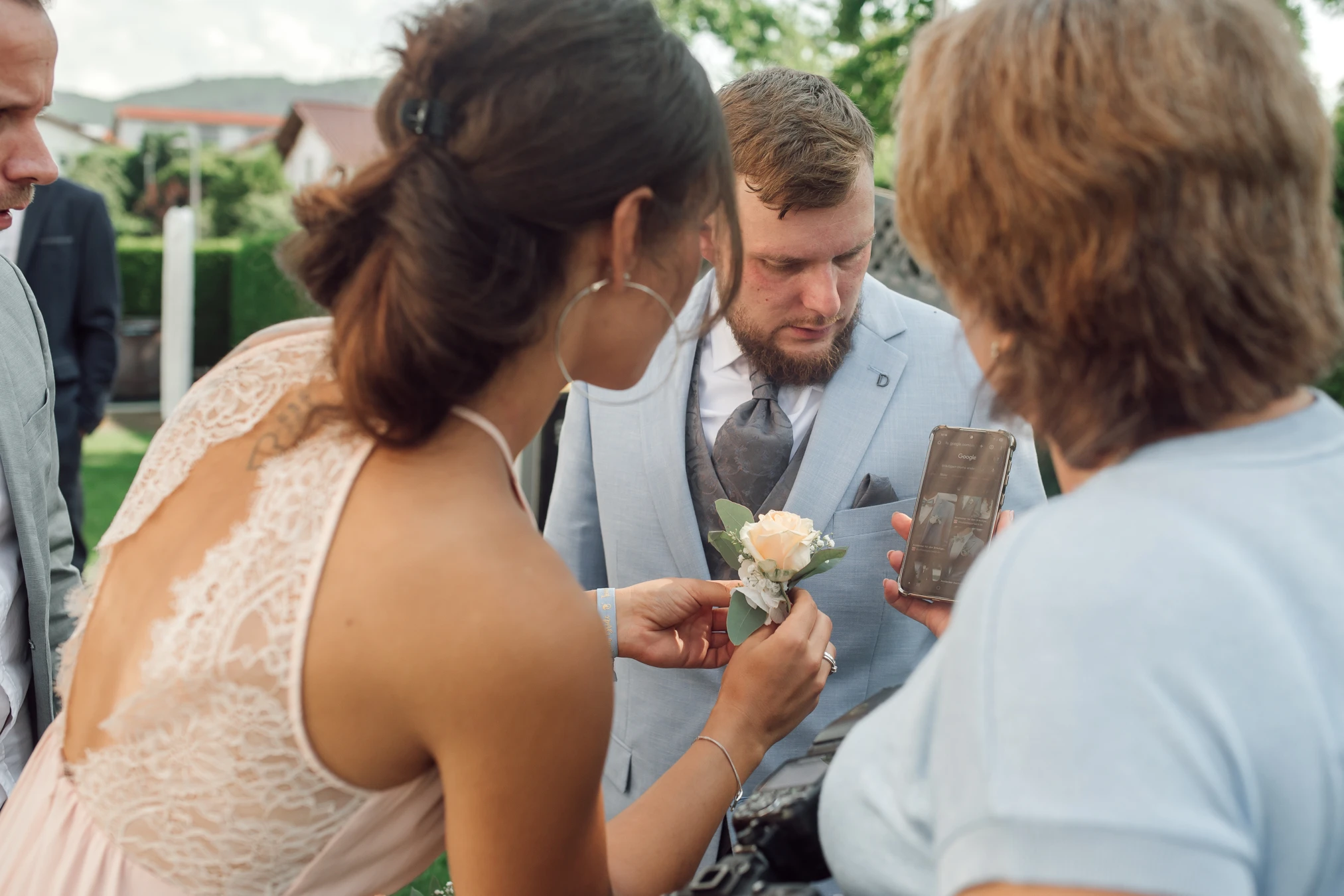 Alle zusammen — letzter Augenblick zuhause vor der Trauung im Rathaus