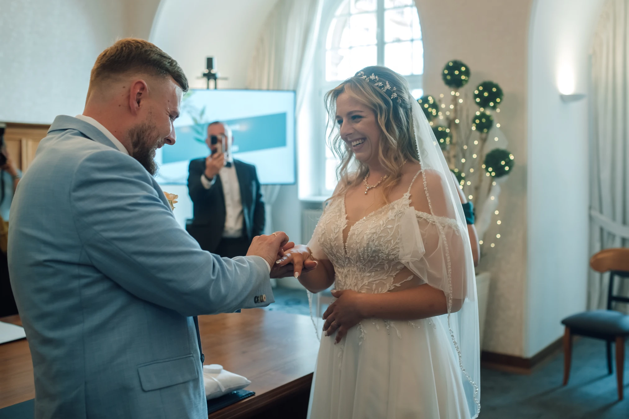 Erster Kuss als Ehepaar — standesamtliche Trauung Rathaus Kassel