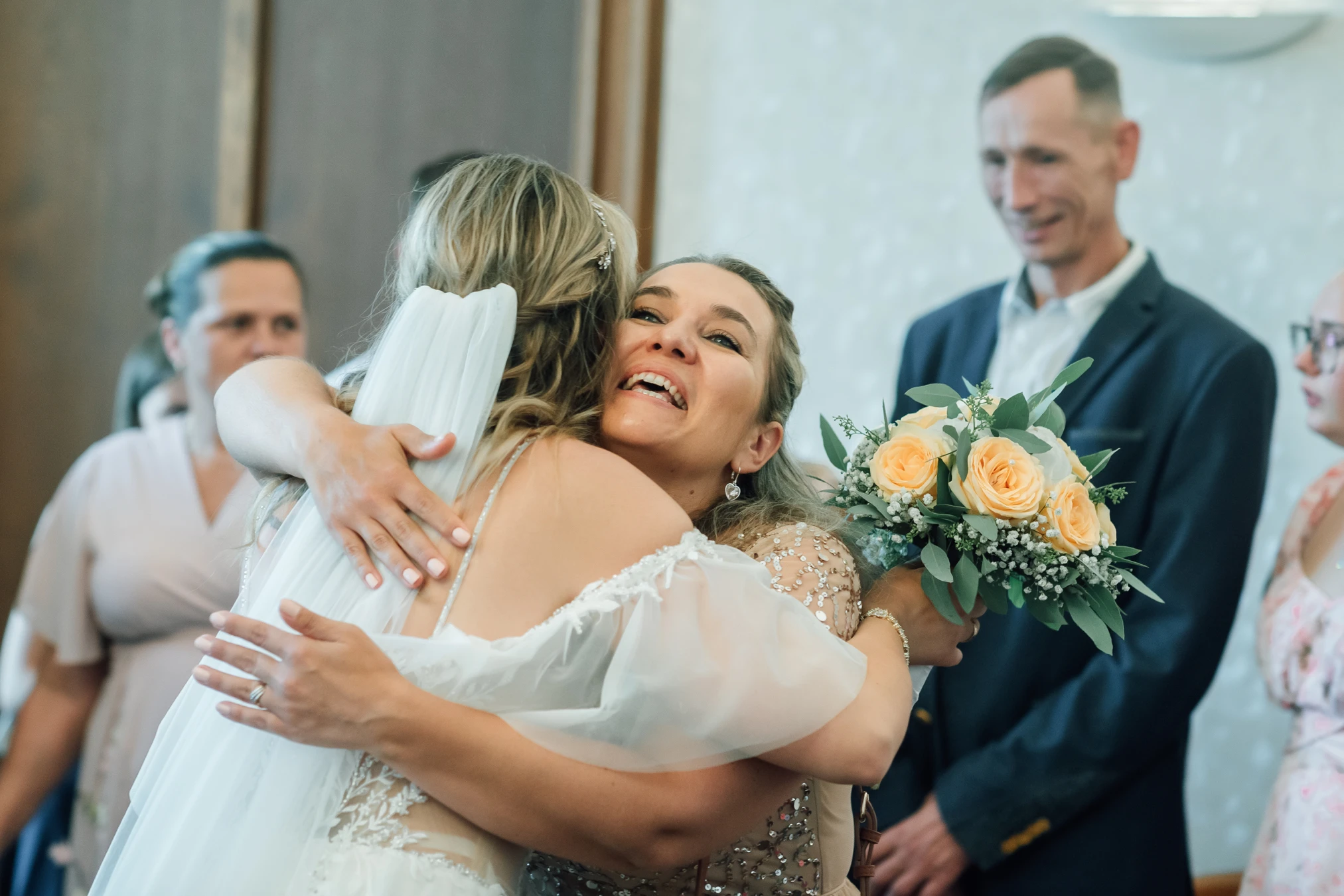 Brautpaar verlässt das Rathaus Kassel — frisch verheiratet