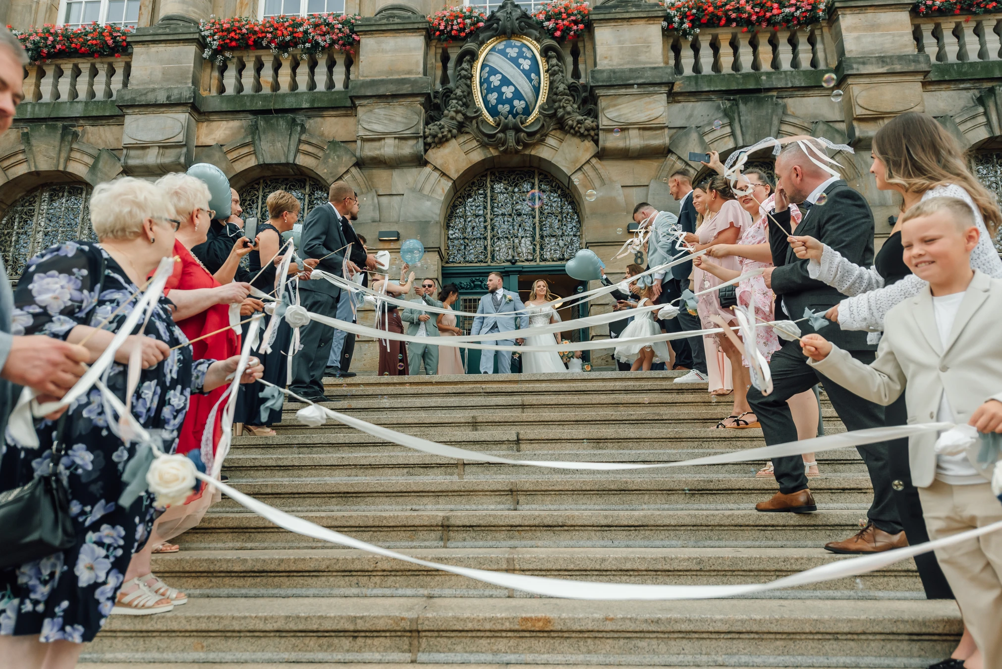 Glückliches Brautpaar vor dem Rathaus Kassel — Obere Königsstraße