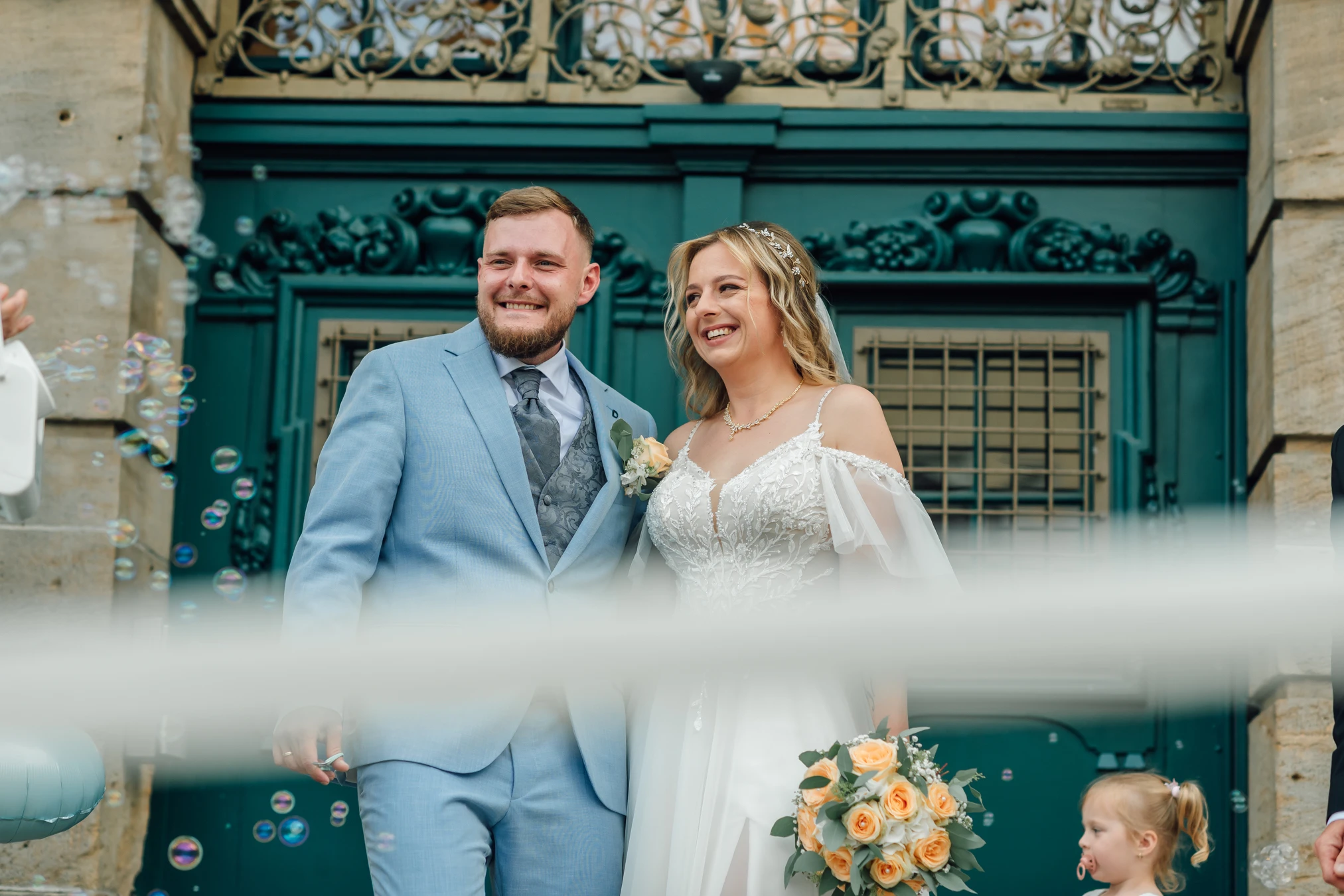 Brautpaar strahlt — Hochzeit Standesamt Kassel