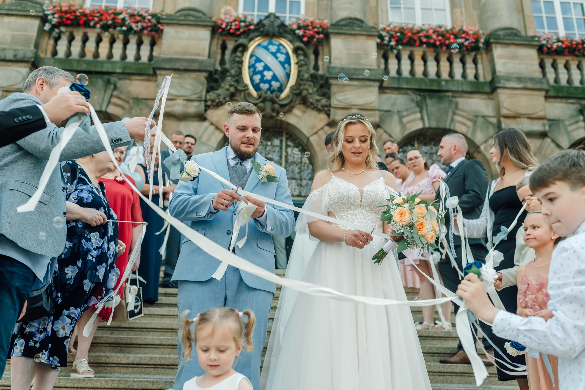 Freude nach der standesamtlichen Trauung — Kassel, V & M