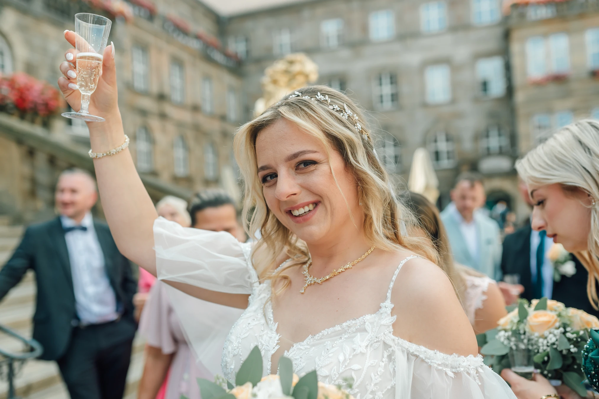 Brautpaar vor dem Rathaus Kassel — Hochzeitsfotografin Kassel