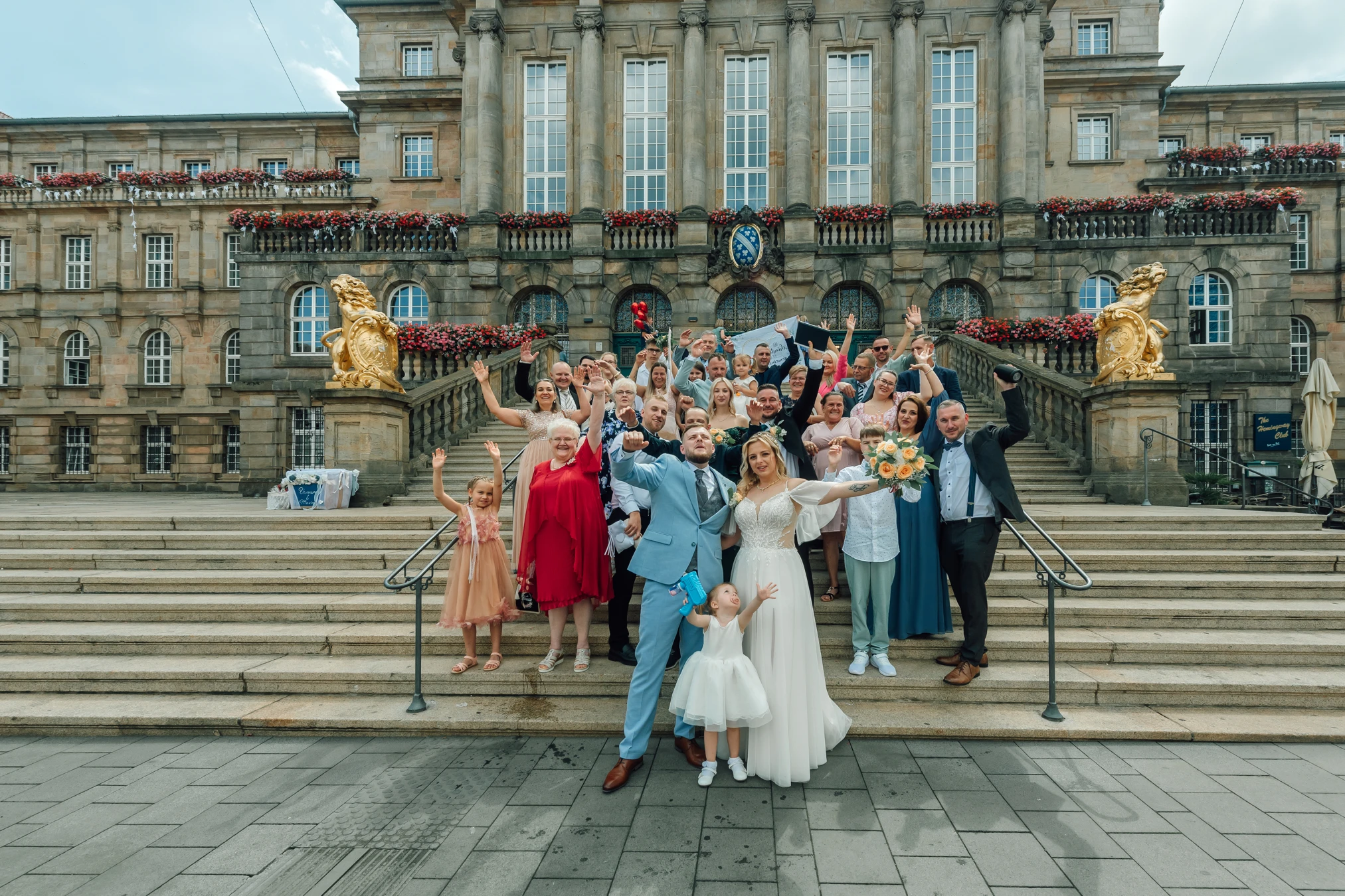 Gruppenfotos nach der standesamtlichen Trauung — Rathaus Kassel, Hochzeitsreportage