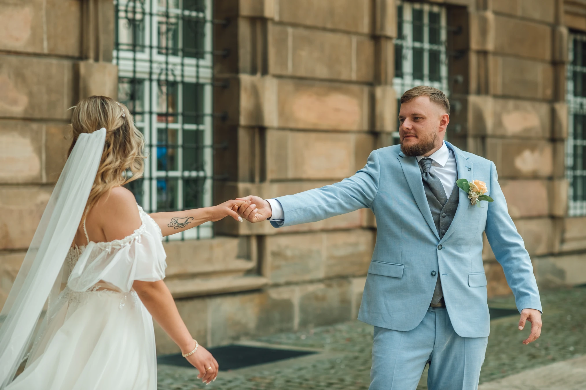 Brautpaar-Shooting an der Karlsaue Kassel — weite Parklandschaft an der Fulda