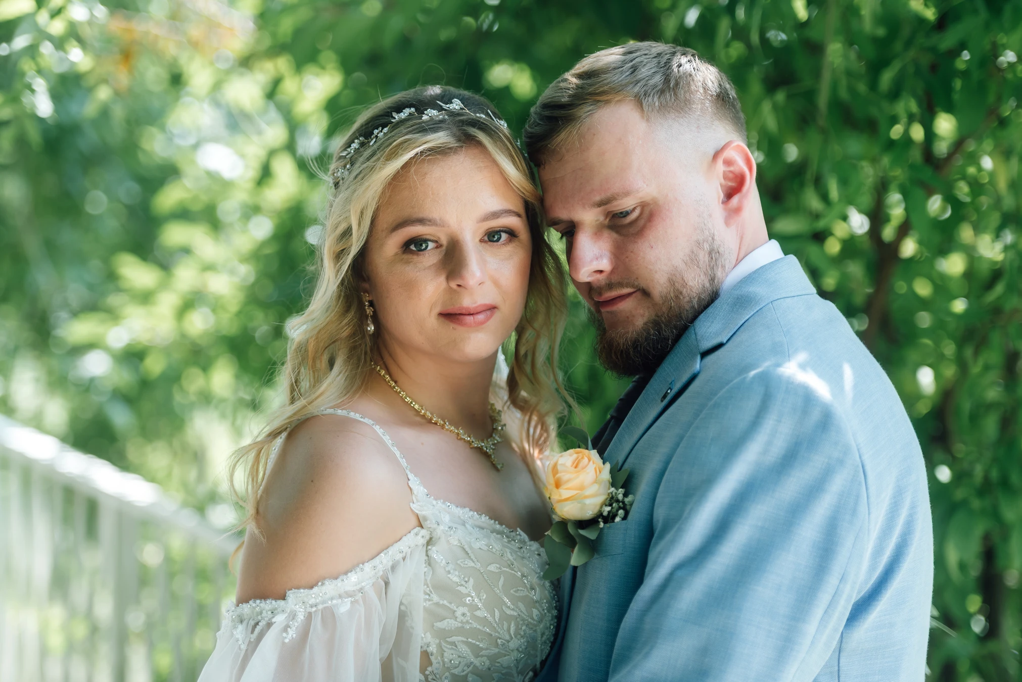 Brautpaar geht — Karlsaue Park Kassel, Hochzeitsreportage