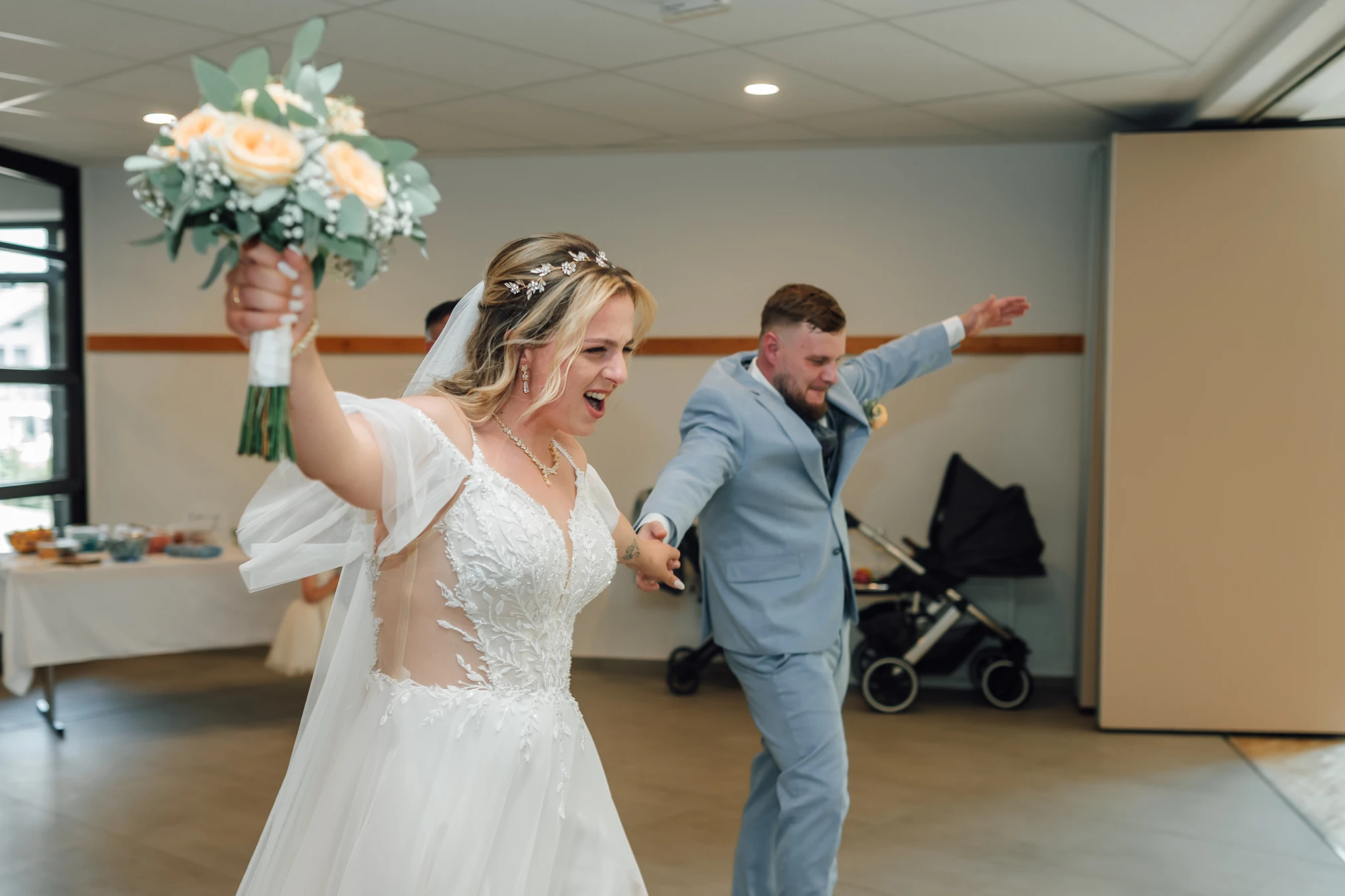 Ausgelassene Feier — Gäste tanzen, Hochzeit Schauenburg