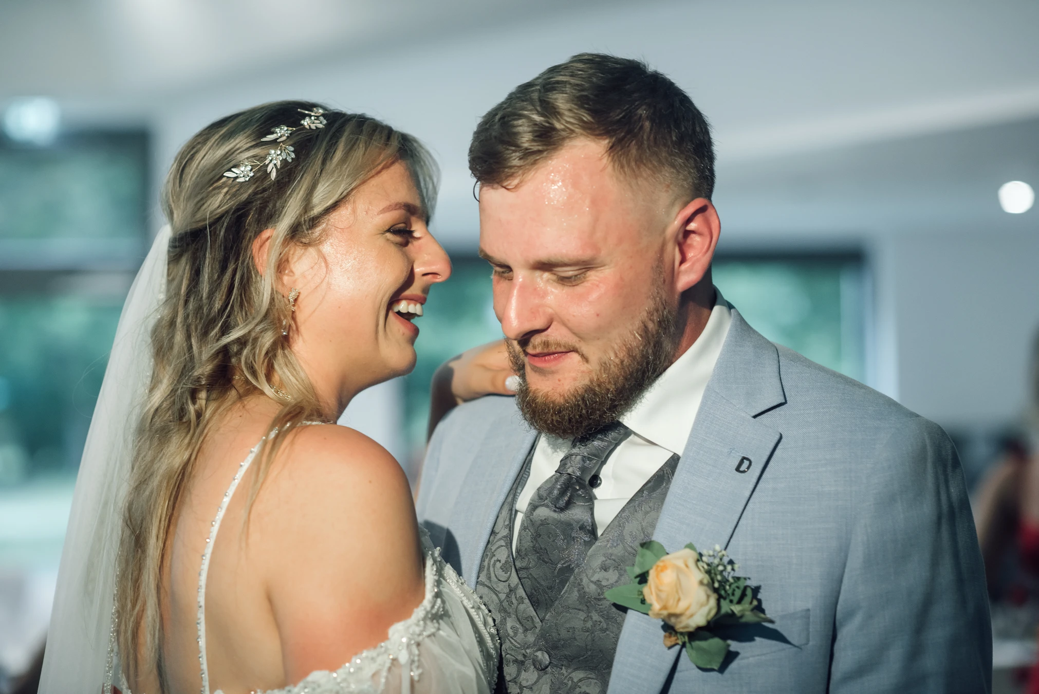 Freude und Umarmungen — Hochzeitsfeier Schauenburg