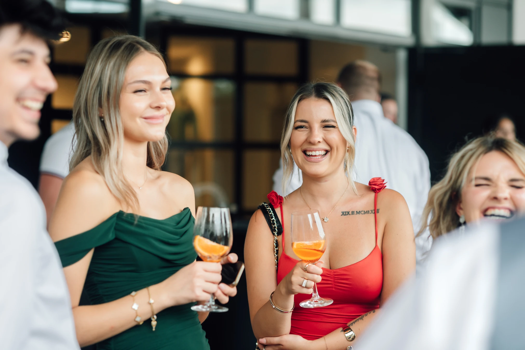 Gäste beim Feiern — Hochzeit Schauenburg im Naturpark Habichtswald