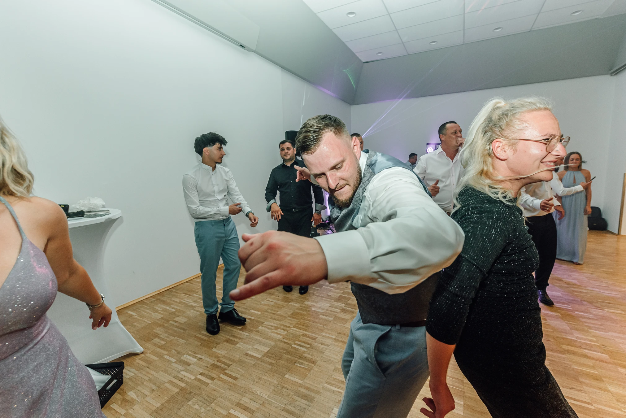 Tanzfläche voller Leben — Hochzeitsfeier in Schauenburg