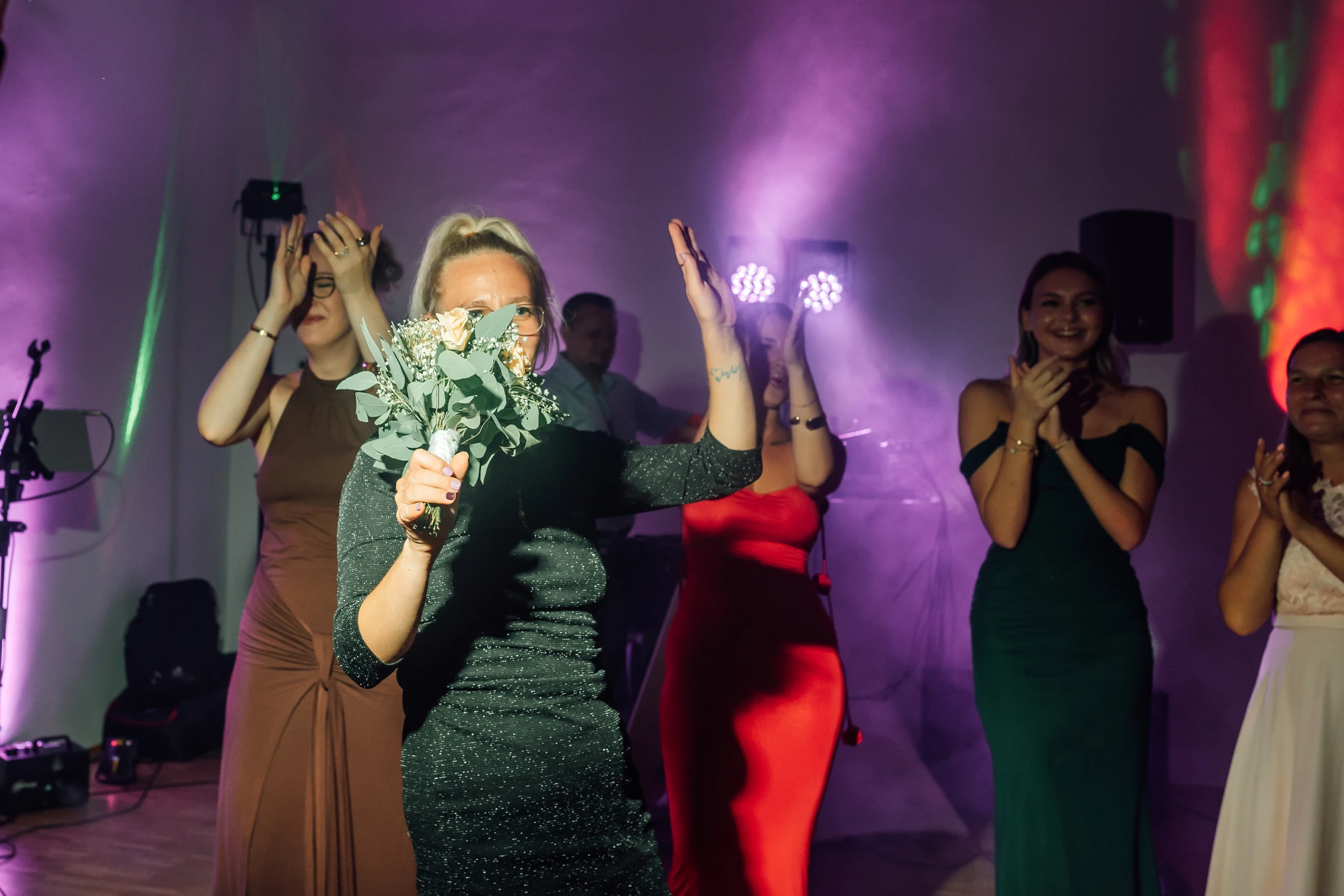 Brautpaar küsst sich — später Abend, Hochzeitsfeier Schauenburg